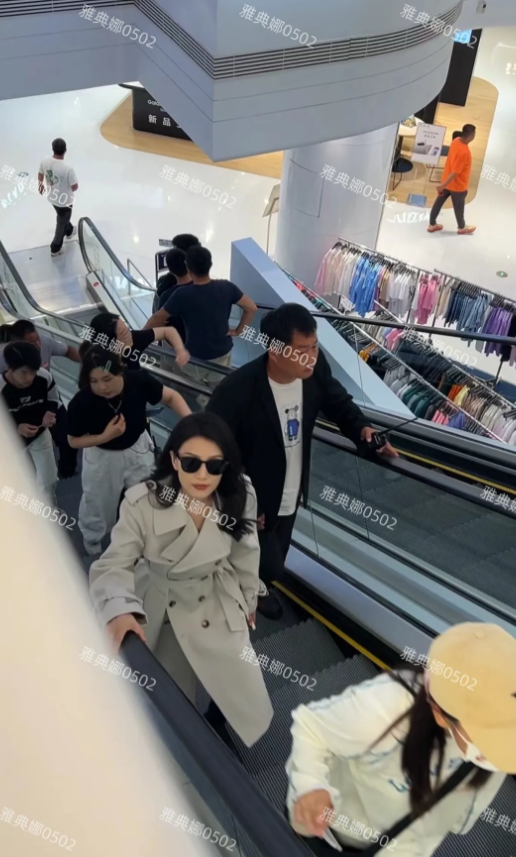 青岛海信广场偶遇高圆圆，她本人特别瘦虽然她年纪不轻了，但依然眉清目秀温柔漂亮有气