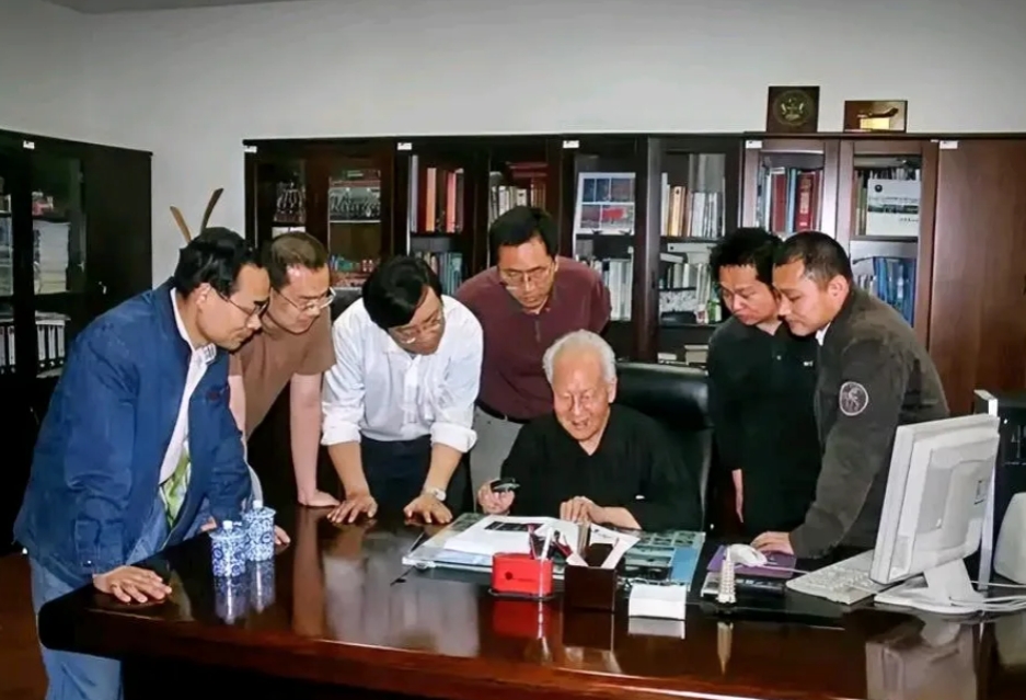 好难过啊！黄旭华院士是我和儿子最敬佩的人，没有之一！
在当时还没有任何技术的支持