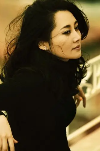 演员，许晴说，虽然已经五十岁，但她并没有自己的家，而是住在表弟家里。表弟有两个孩