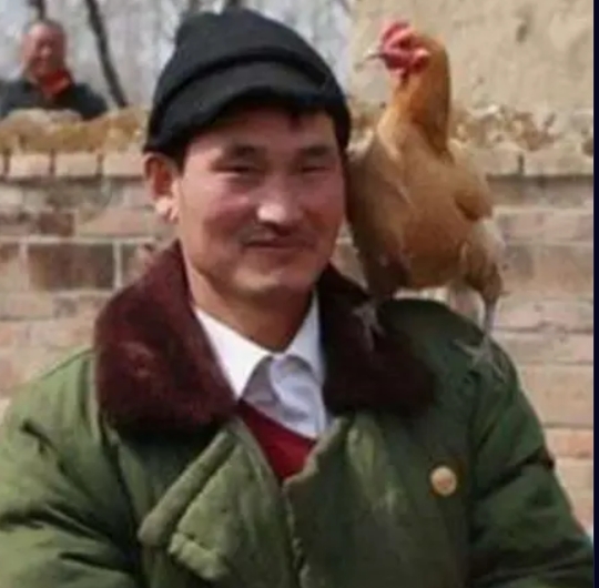 大衣哥朱之文为什么不从村子搬走？
 
可以这么说，整个朱楼村现在都靠他吃饭，哪怕