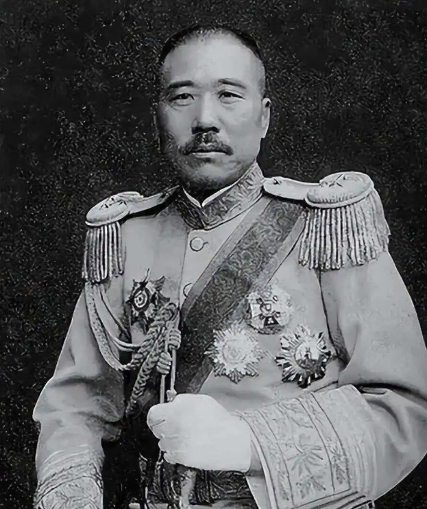 一天，张宗昌设宴招待张作霖。喝了几杯酒之后，张作霖非常兴奋。他目光在张宗昌姨太太