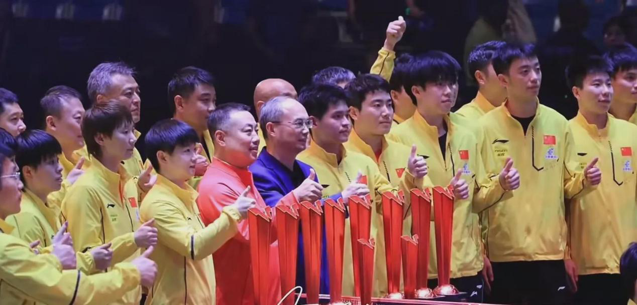  
 
新加坡大满贯赛事落幕，国乒队员们的表现堪称教科书级别。林诗栋身兼三项勇夺