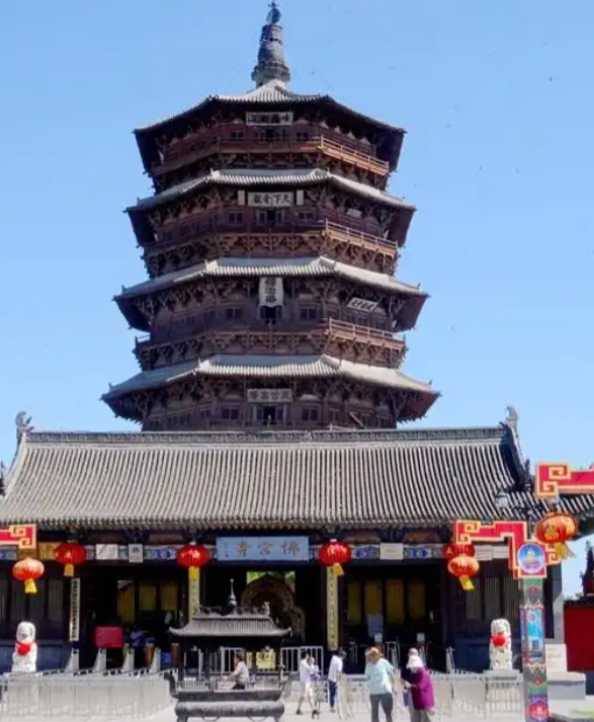 1974年，两个木匠去修应县木塔，结果在二楼佛像肚子里发现一个大洞。一个木匠好奇