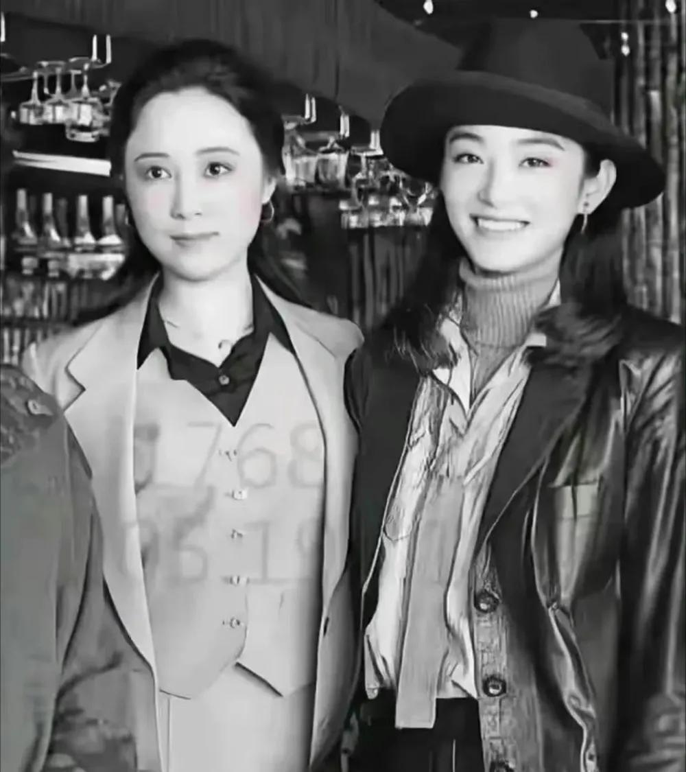站在林青霞旁边的那位女士居然是琼瑶，脸上英气与温婉同时存在，气质丝毫不输林青霞，