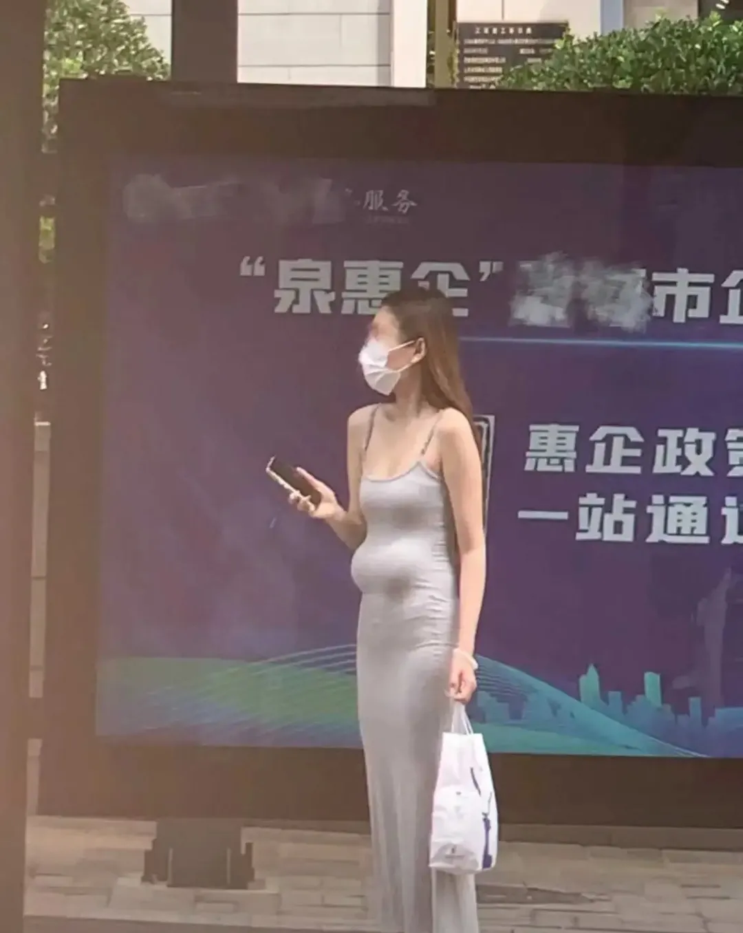 真奇怪！有个男生坐公交车的时候，无意中看到车站有个漂亮女生，但让他吃惊的是，虽然