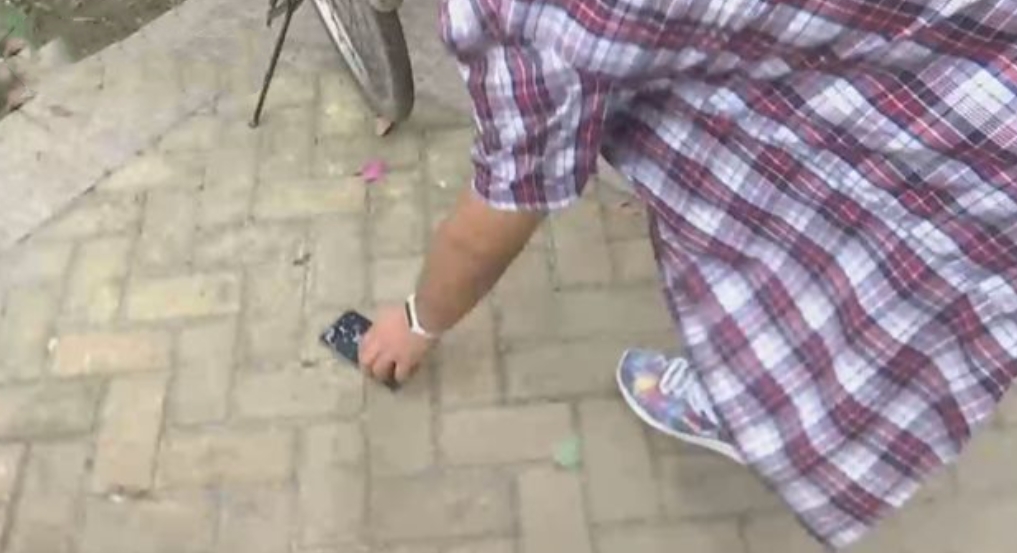 “捡个手机就成盗窃了？”贵州遵义，一男子醉酒后睡在了路边花坛上，醒来后发现手机不