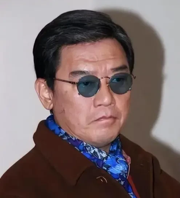 演员李立群说：1997年，我在大陆拍电视剧的时候，有位制片人找到我说，向华胜想请