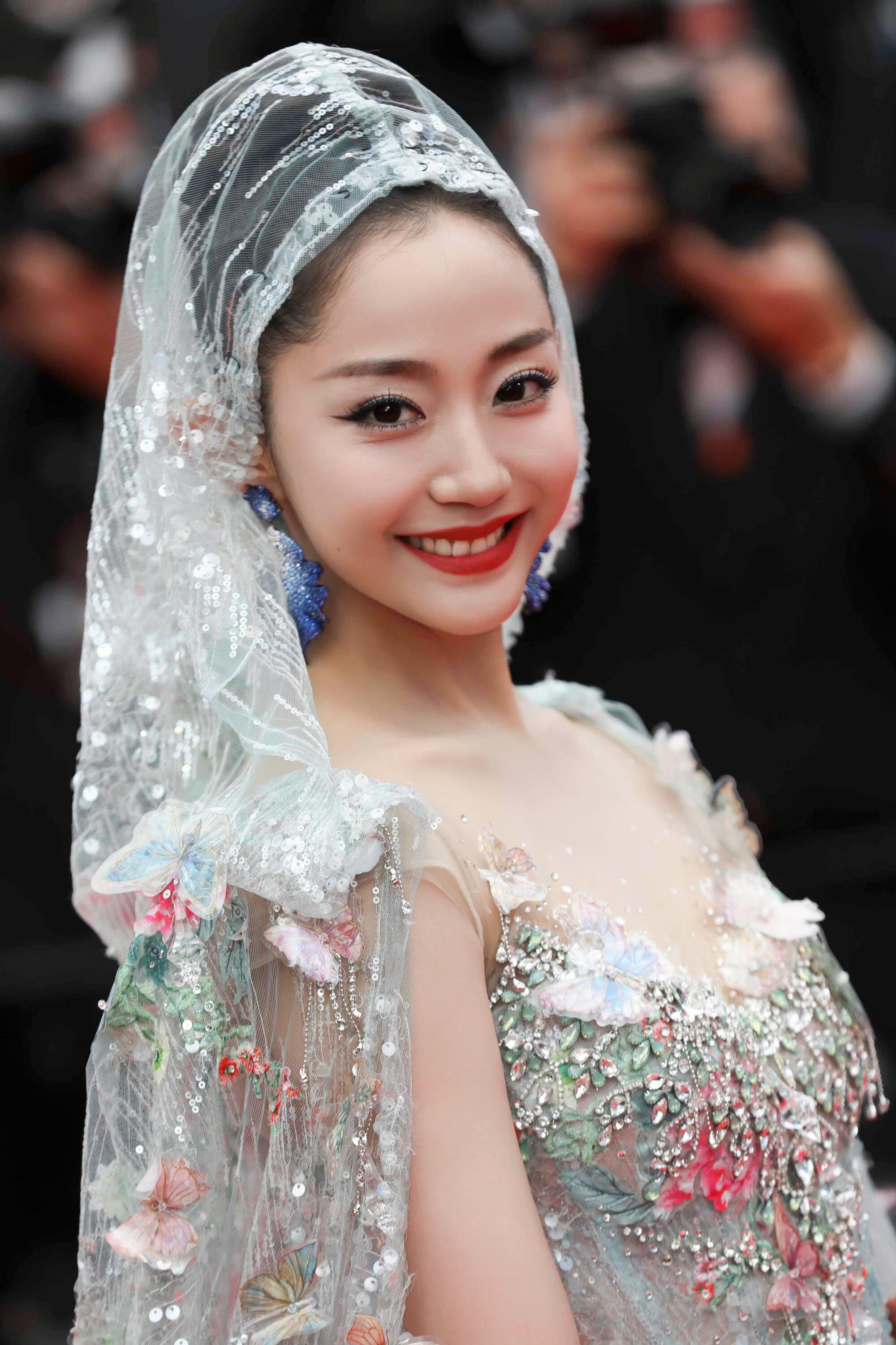千惠是一位多才多艺的女演员、歌手和模特