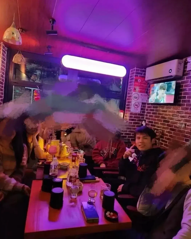 脱口秀演员何广智的形象，似乎在一夜之间土崩瓦解。网络上突然涌现出众多网友，纷纷揭