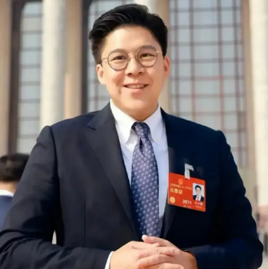 同是香港顶级富二代，一个香港政商界新星，一个娱乐圈癫公，为何差距如此悬殊呢？
