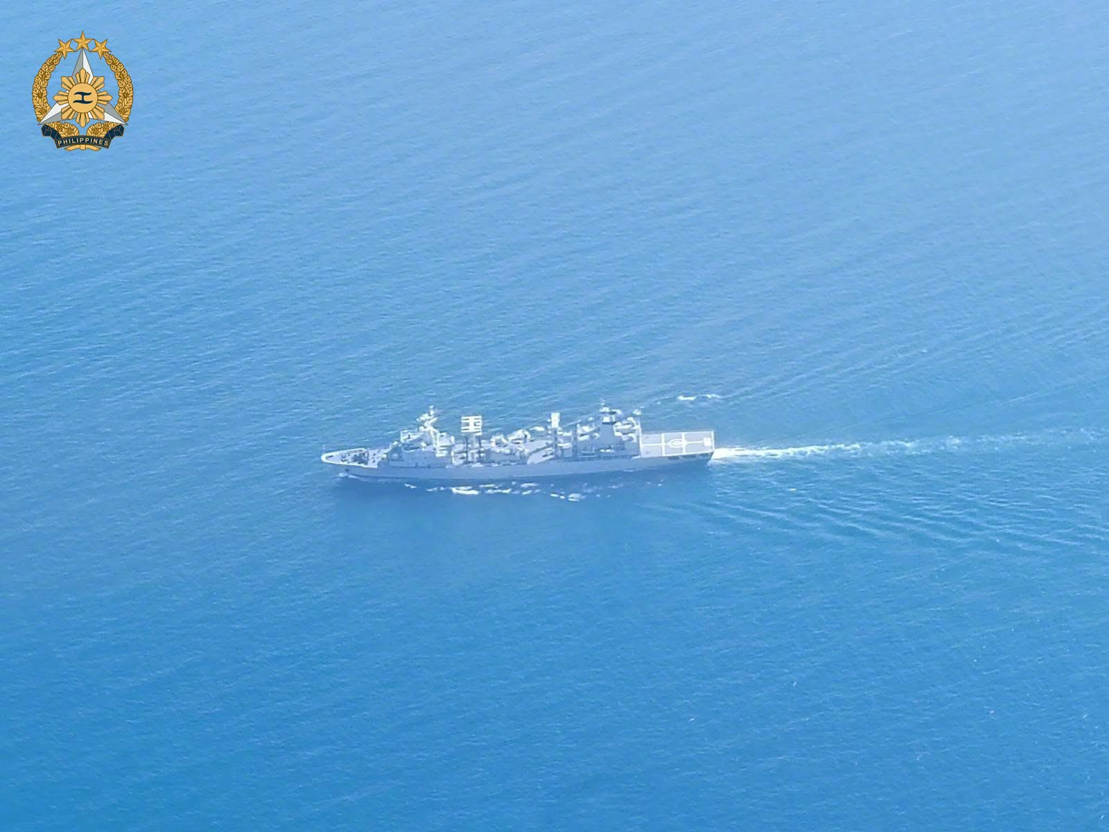 现场视频来了，菲军方小艇监视中国055大驱编队穿过巴西兰海峡画面！

菲律宾军方