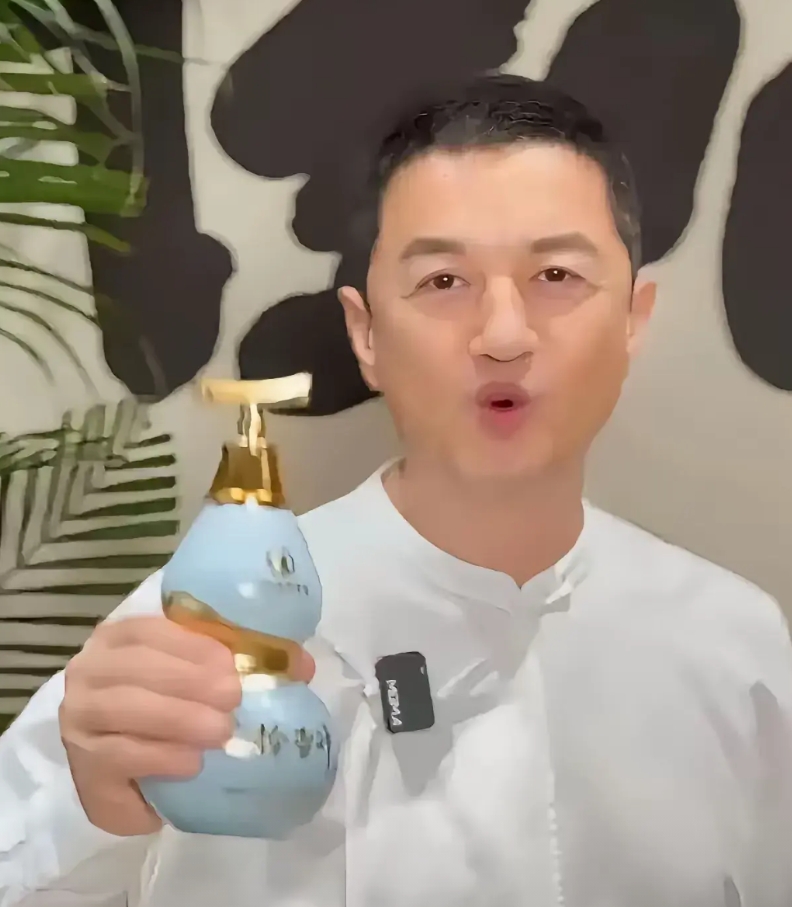 以前看了李亚鹏演的郭靖，感觉他是在装傻，没想到是真傻
就这酒卖1000多，我去我