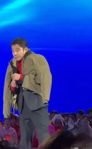 撒贝宁真的太绝了！在央视跨年晚会泰安分会场，小撒那叫一个真实又搞笑。大冷天的，他