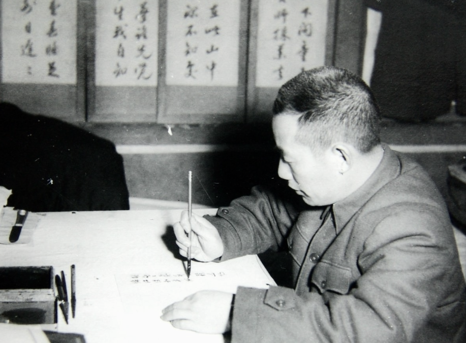 上世纪80年代，南京军区某营干事转业，想要进入某地方银行工作。有人示意：“该行行