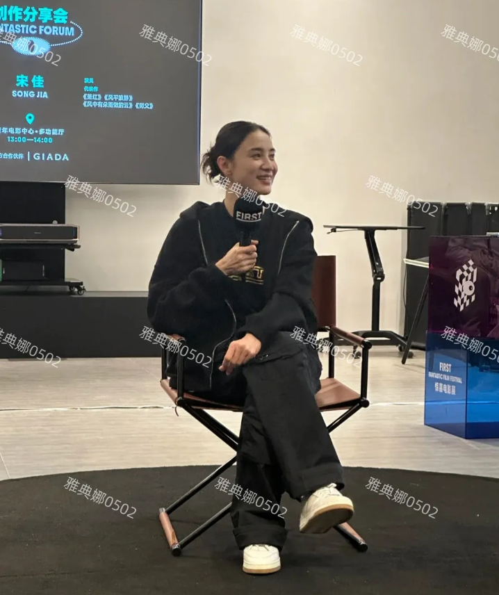 宋佳本人真漂亮，又瘦又高美丽大方，素颜也年轻好看，性格爽快又美又飒，帅气又可爱。