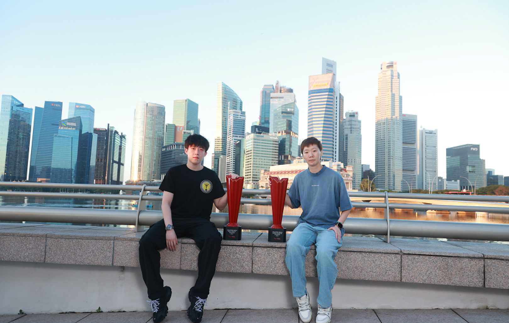 最高待遇！王楚钦王曼昱夺魁，拍摄冠军城市宣传照，微笑合影
新加坡大满贯的赛场上，