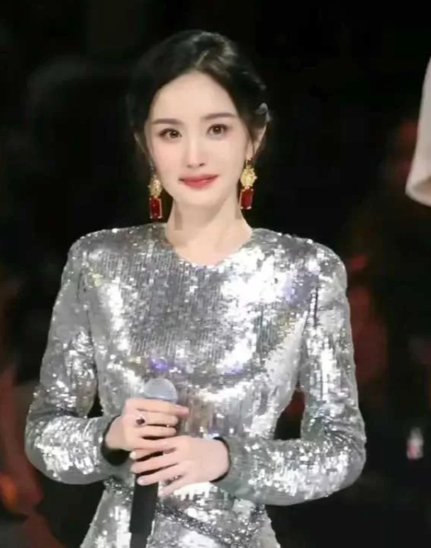 杨幂爸爸晒女儿美照，罕见提及外孙女小糯米