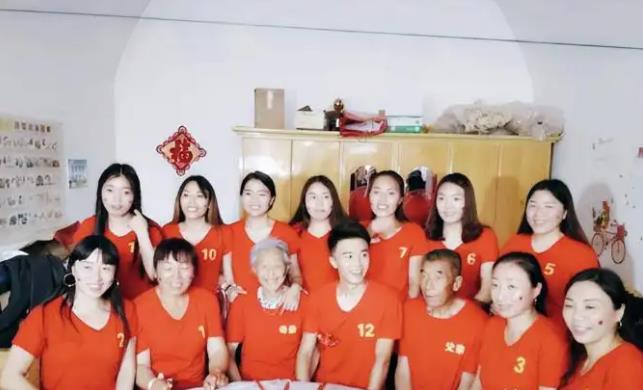 1996年，山西一对夫妻，生了11胎全是女儿，夫妻俩不信邪，于是在1996年生下