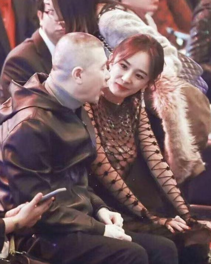 主持人:你怎么理解娱乐圈的“潜规则”？

杨幂:就是陪导演老板“睡”呗。

主持