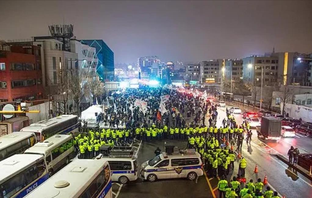 韩国躲猫猫总统伊锡悦疑似已逃离韩国。

今天伊锡悦的律师表示，总统将在合适的时机