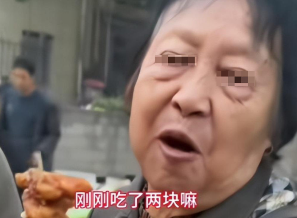 陕西，炸鸡摊老板怒问试吃的大妈“你吃了几块了？”大妈举着手中的一串炸鸡，连连夸好