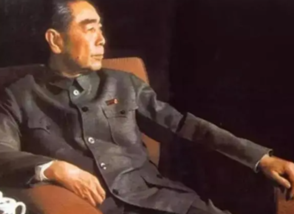 1976年，周总理去世后，部分遗体被解剖研究，肝、肺、大脑都形成恶性肿瘤，妻子邓