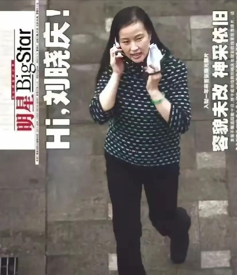 演员刘晓庆，在经历422天的牢狱生活后，于2003年重获自由。狗仔卓伟捕捉下她出