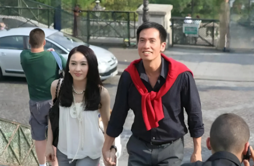 我一直以为他是内娱的
这哥们颜值没话讲，绝对天花板级别
比帅的话，除了我，谢霆锋
