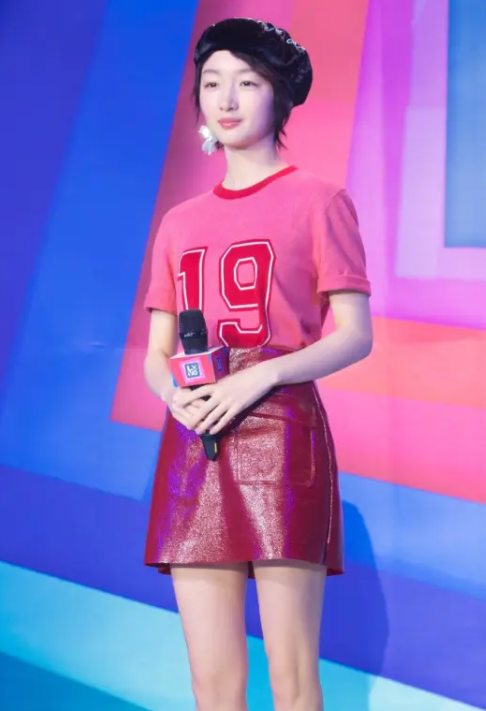 周冬雨长相甜美什么颜色都敢穿