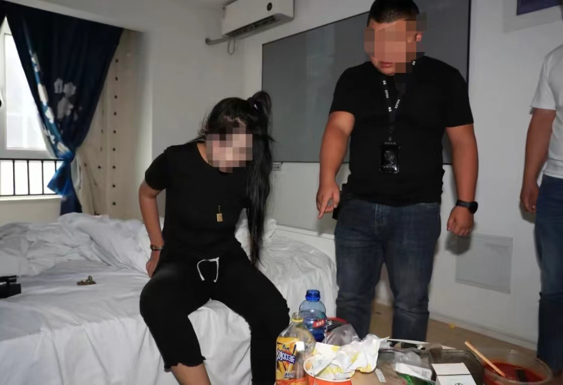 广东韶关，一男子在市场溜达时，碰到一女子和其姐妹，女子主动约男子进行不法交易，男