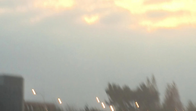 我和我妈趴在床上。我在玩消消乐，她在玩小程序上的成语游戏。