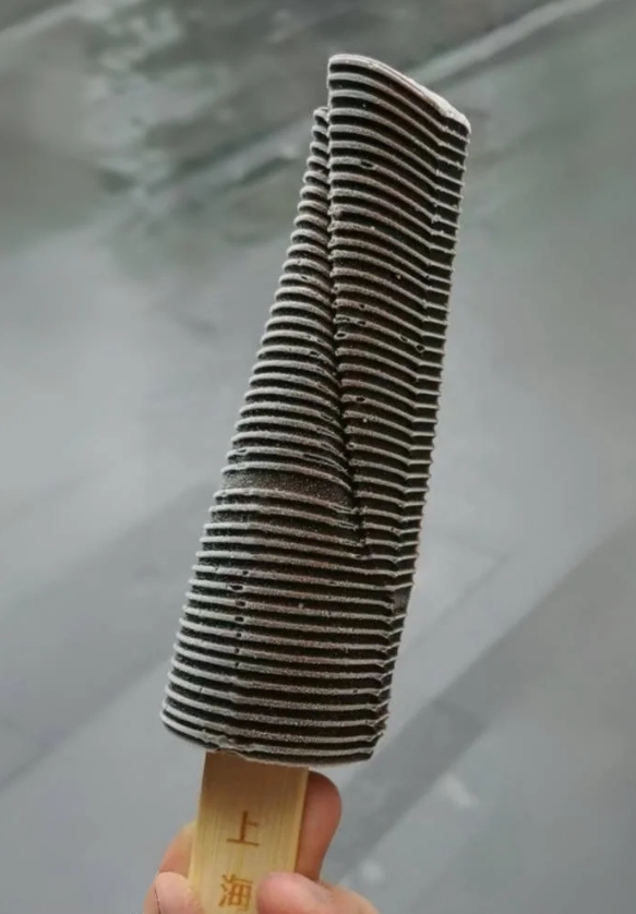 我就问，还有比我这个更难看的文创雪糕吗？

这个文创冰棍儿真的好像大螺丝是我拍照