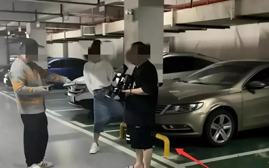 什么样的邻居都有！广东东莞，女子停车时感觉停车位变小了，下车后才发现，原来是邻居