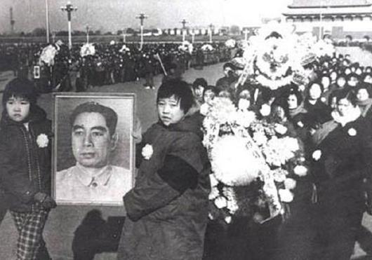 1976年，周恩来总理因病去世，给全国人民带来了无比的痛惜。在追悼会上，党和国家