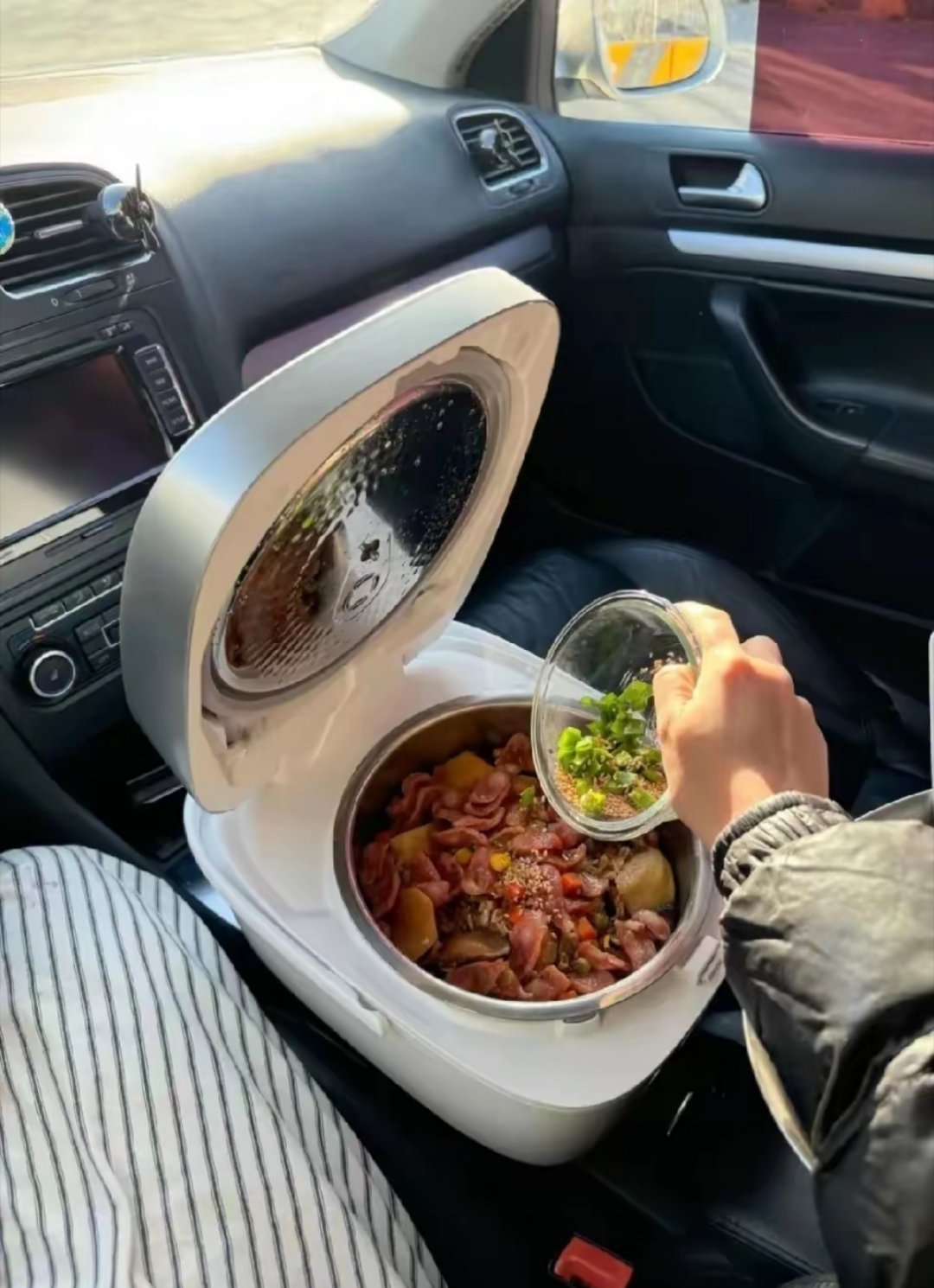 带电饭煲上高速，简单是天才！