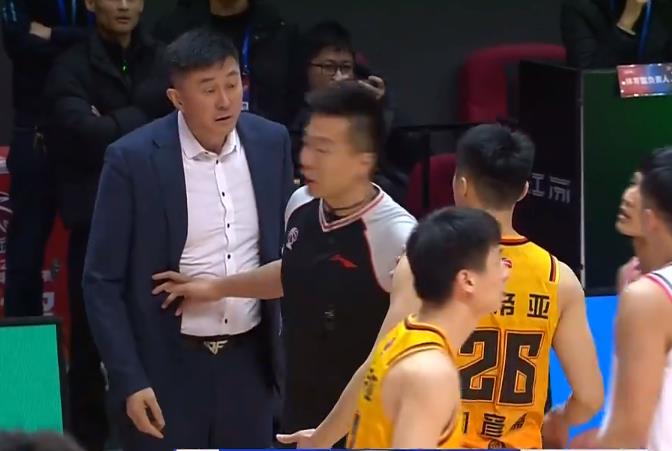 杜锋保护徐杰，冲进场内怒喷对手。CBA常规赛，江苏男篮对阵广东男篮，江苏曾双杀广