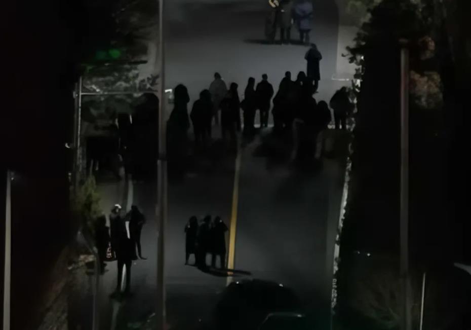 尹锡悦没有退路，将主动走出来
就在刚刚，尹锡悦的律师代表宣称尹锡悦已经被逮捕，同