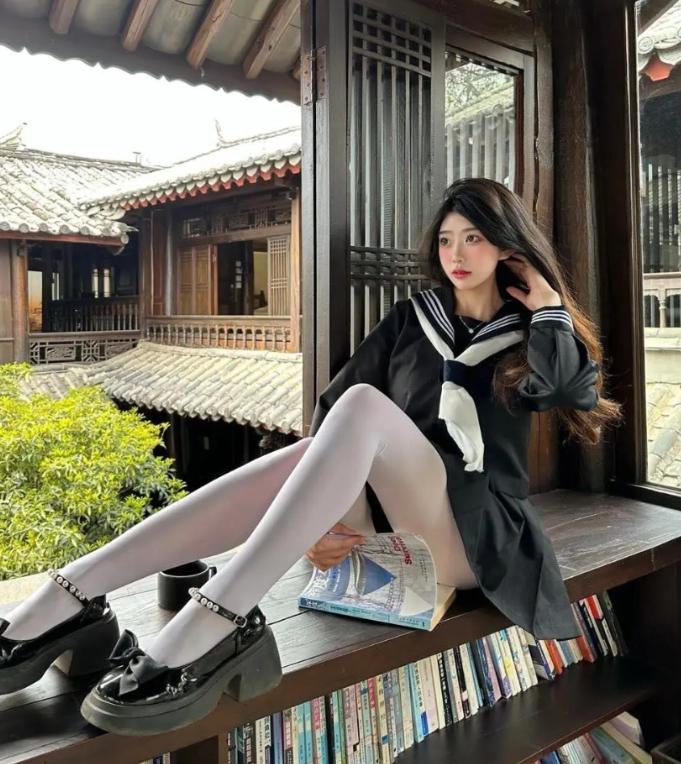 在古建筑里，有书架，有温泉，只要腿够长，到哪拍照都能美美的。