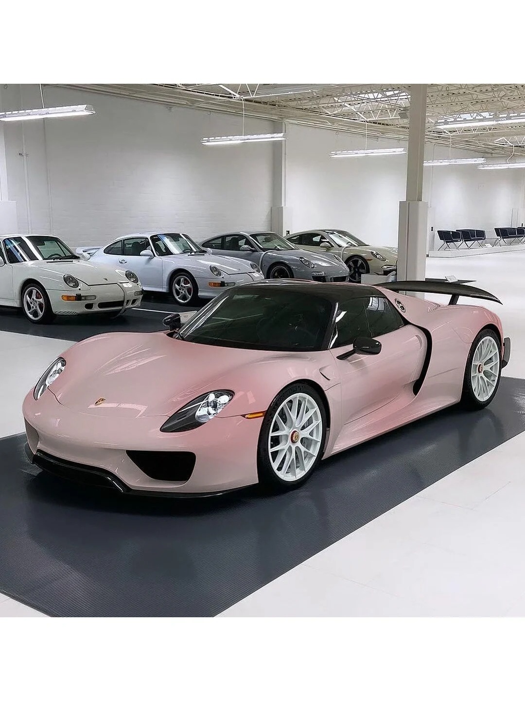 姐妹们！第一次见这么粉嫩的保时捷！！
我的天！春日桃桃涂装真的很绝！
奶呼呼粉嫩