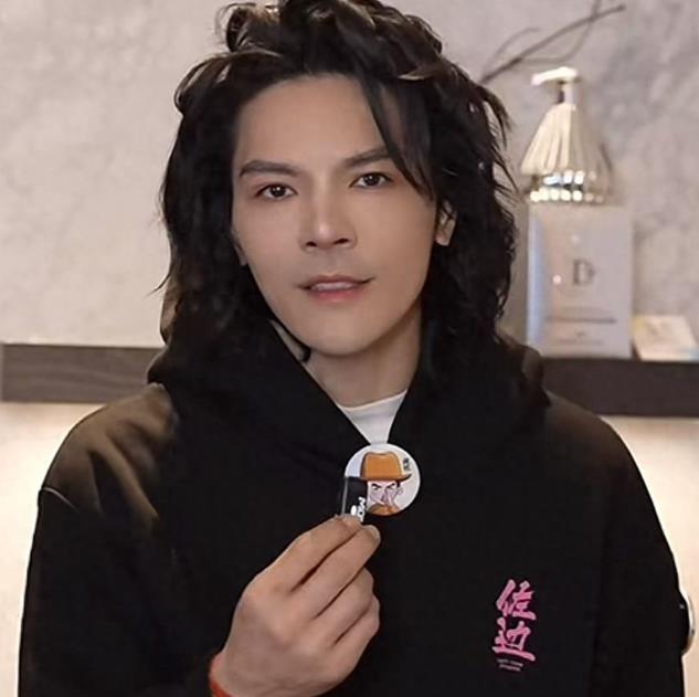 向佐兑现承诺来找晓华理发。
 
仔细看这个发型非常适合向佐，任何行业都是熟能生巧