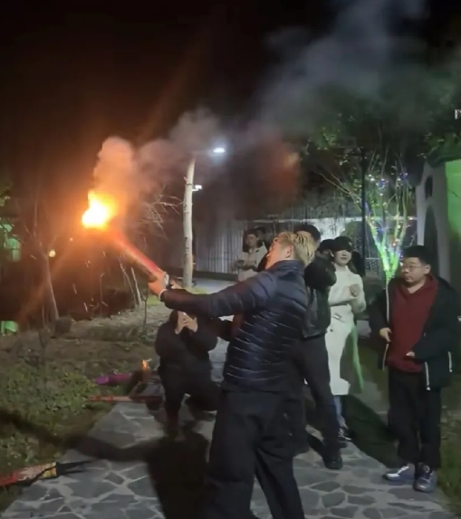 郭天王也太接地气了吧？跟着老婆回娘家探亲不说，还亲自体验了一把放加特林！
我隔壁