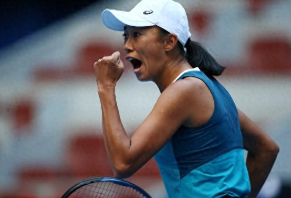 在万众瞩目的2024年中国网球公开赛女单第二轮比赛中，中国女网名将张帅以惊人的表