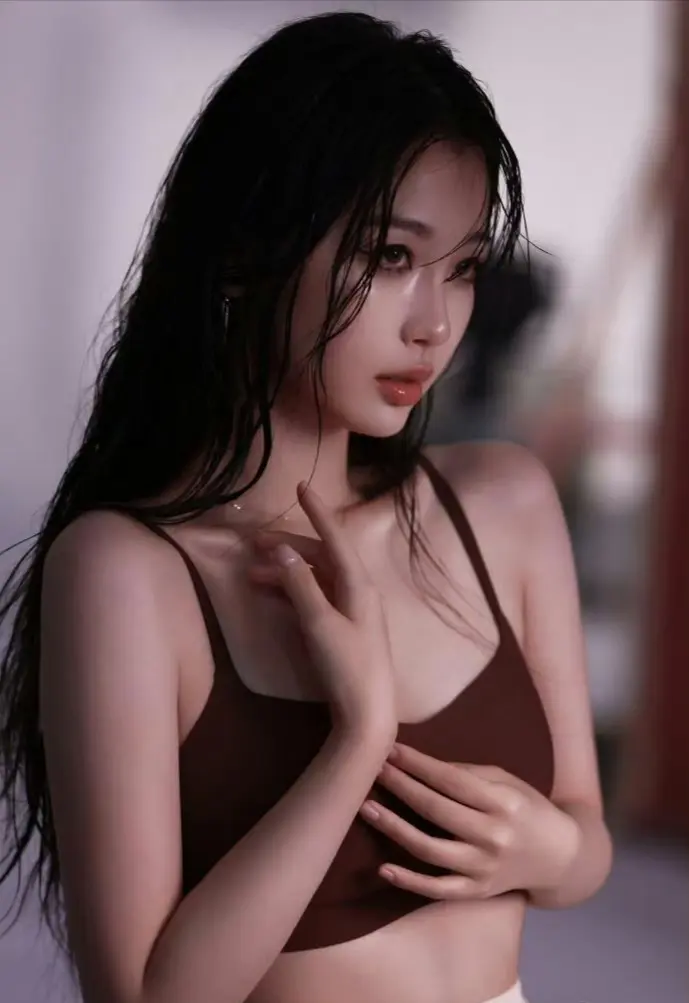 虞书欣秒变冷艳御姐，凹凸身材显得更加完美和性感，是货真价实让人头疼的小魔女