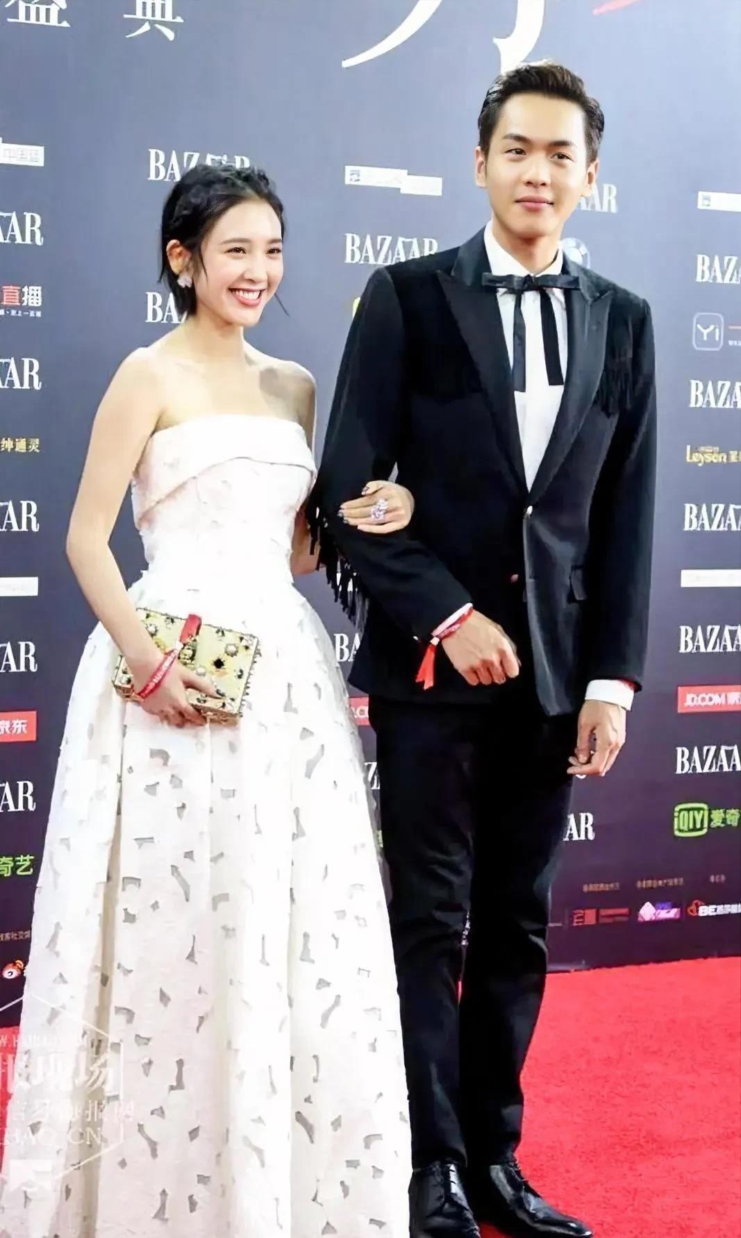 发现他们俩竟是一对甜蜜夫妻，真是让人感到惊喜！这对年轻的夫妇在表演上的才华横溢，