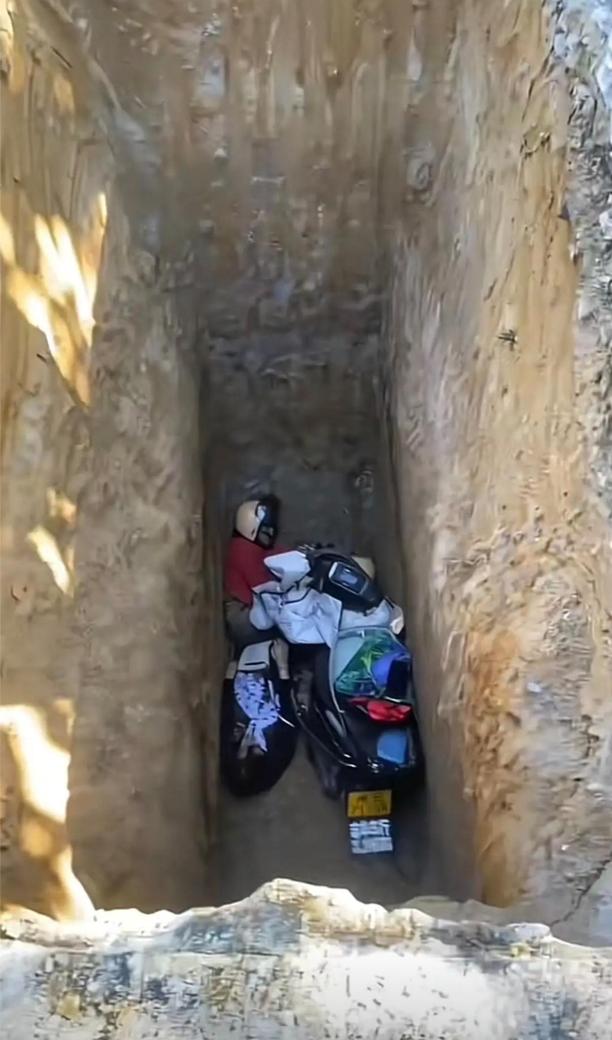 大姐上班路上，一大早掉坑了，这种情况应该找谁？气死了（日常生活分享）
