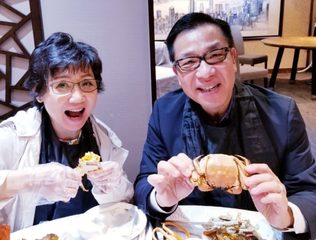 她当年可是香港顶级女歌手，基本上每首歌都非常经典，估计现在只有老歌迷才会认识她