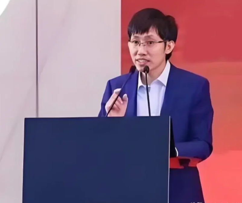 梁文锋，做这三件事令人惊呼！
第一件：大学三年，只用8万元本钱炒股，赚上千万元。