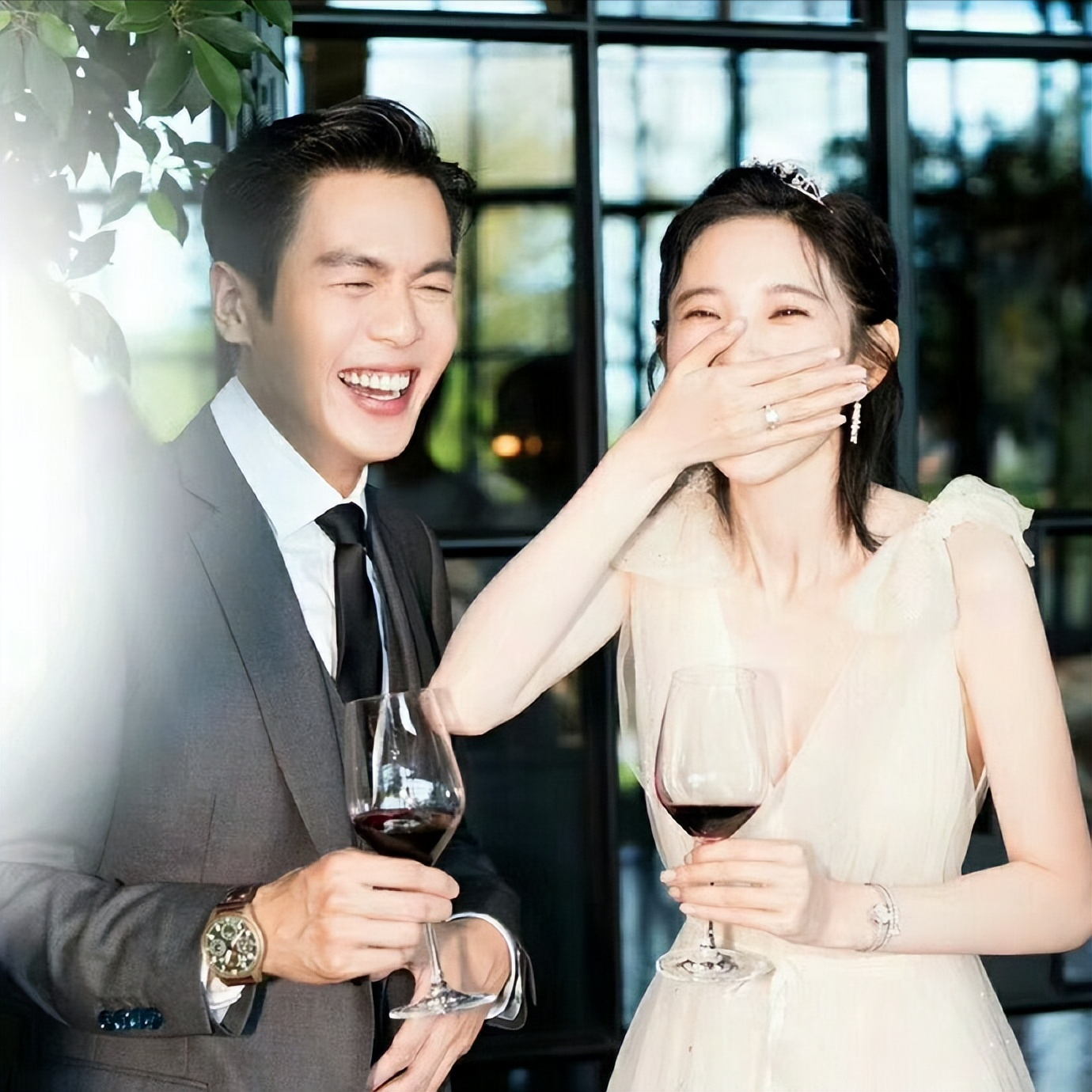 一次，记者问张若昀：“你老婆那么爱吃樱桃，你应该经常给她买吧？”哪知他回答：“不