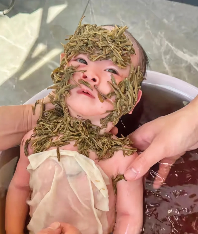 云南玉溪，有一名女子在网上倾诉，她的公公上山干活，把她的孩子放到树荫处休息，结果