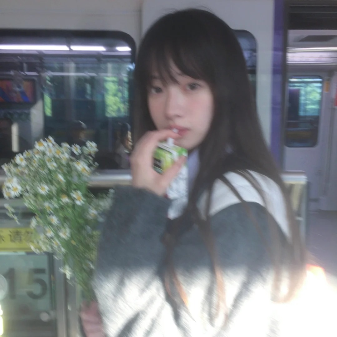 ：晨与昏的告别
-

“我们的故事还在静静生长”

在落日的天桥与地铁站✨